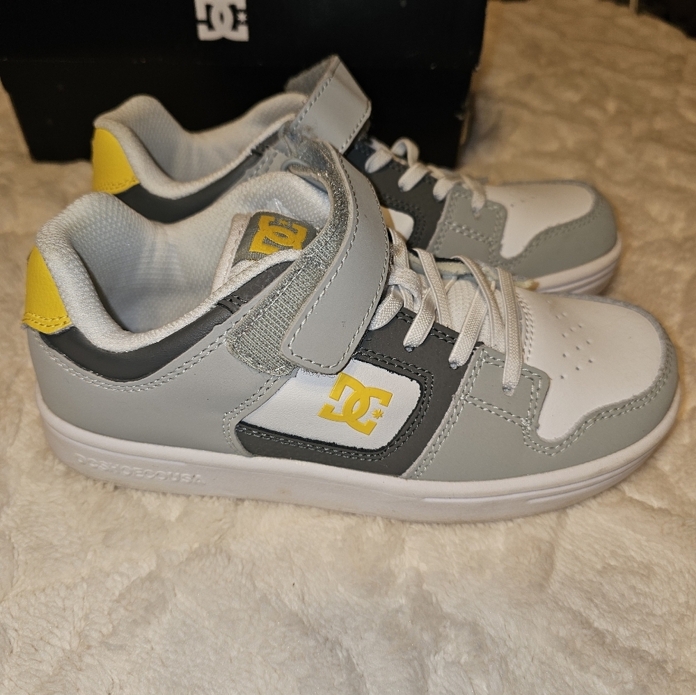 DC Youth size 3 velcro closure